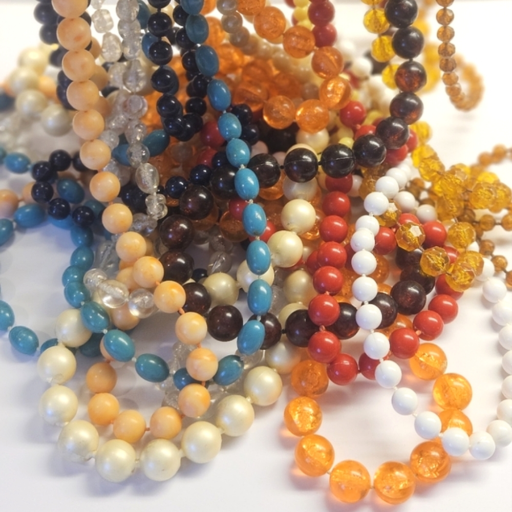 14 Vintage Acrylic Beaded Necklaces - Picture 4 of 6